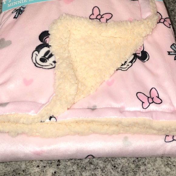 ✨NWT✨ Disney Minnie Mouse Reversible Plush Sherpa Baby Blanket Pink Bows Hearts - Picture 2 of 8
